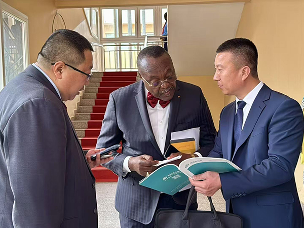 Lisette held an exchange and negotiation with the president of the Confederation of Industry and Commerce of Togo, Africa