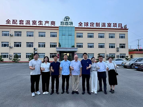 利森特与俄罗斯联邦学院通讯院士交流合作