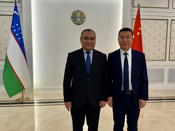 利森特与乌兹别克斯坦农业部部长阿卜杜拉赫莫诺夫交流合作